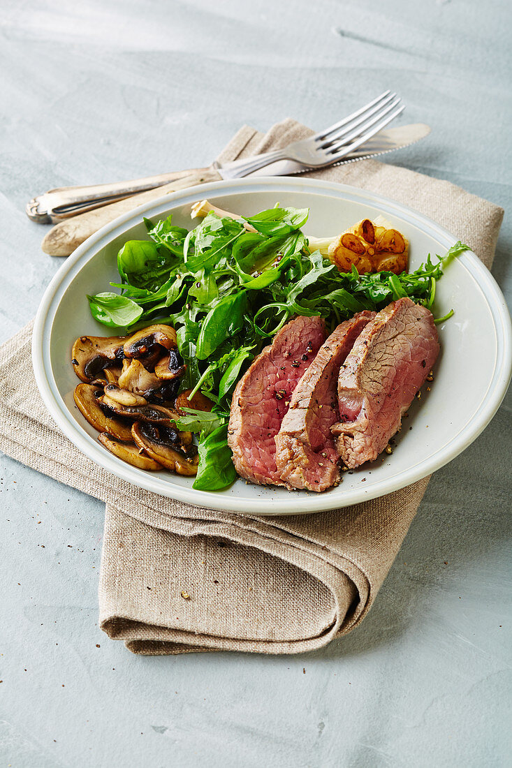 Beef with a herb salad and mushrooms (low carb)