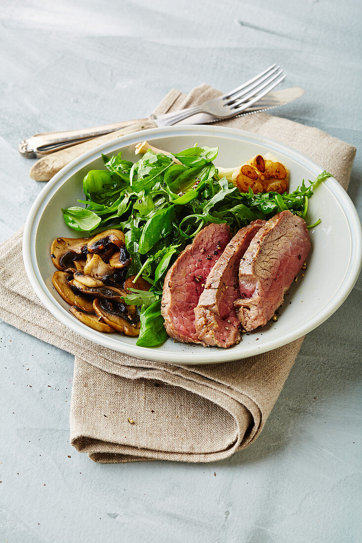 Rindfleisch mit Kräutersalat und Champignons (Low Carb)