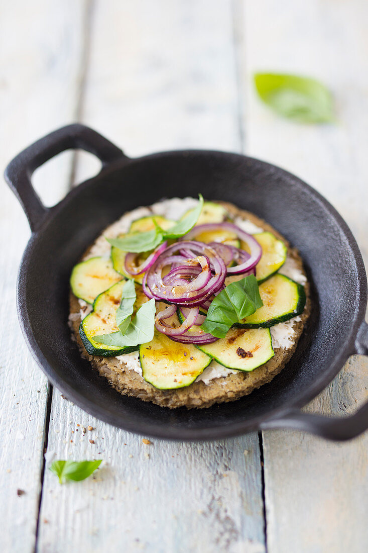 Low Carb Mini-Flammkuchen mit Kichererbsen-Sonnenblumenkern-Teig, Zucchini und roten Zwiebeln