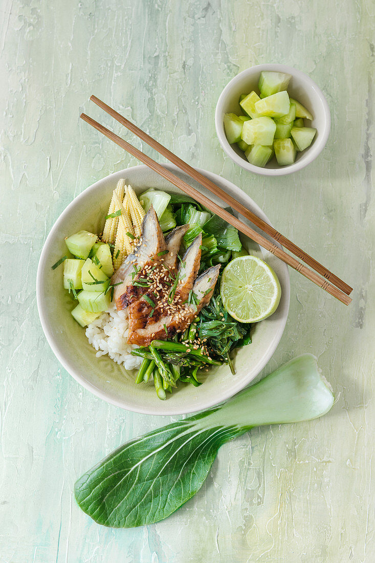 Poke bowl with smoked mackerel, cucumber and corn cobs (Hawaii)