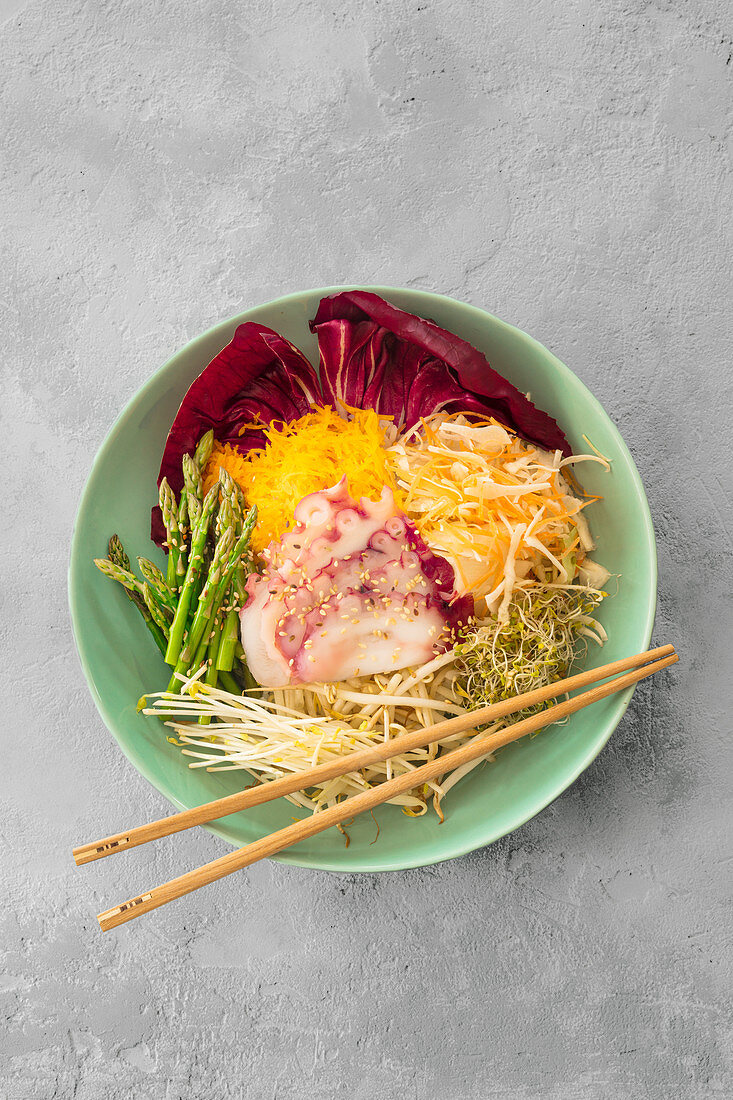 Poke bowl with squid, green asparagus, beansprouts, lettuce and sushi rice (Hawaii)