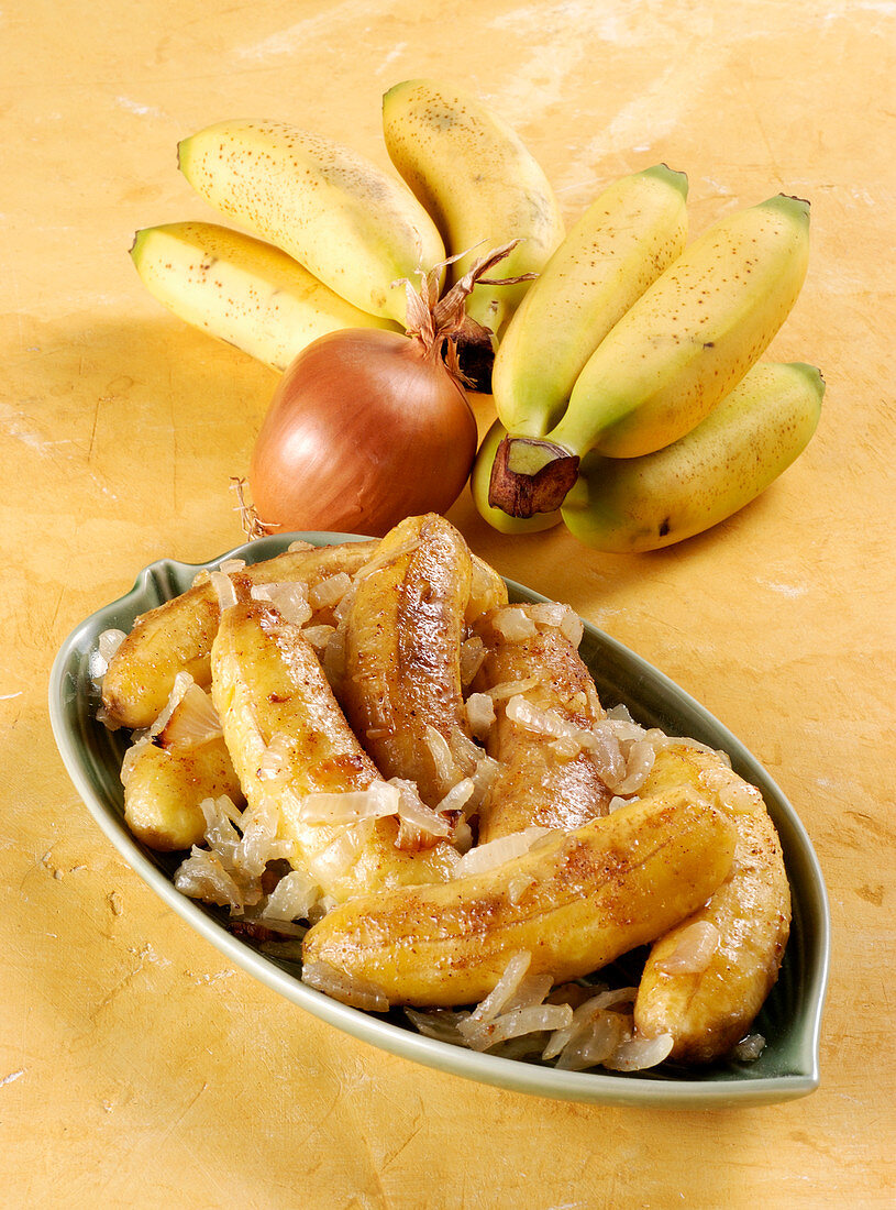 Gebratene Bananen mit Zwiebeln
