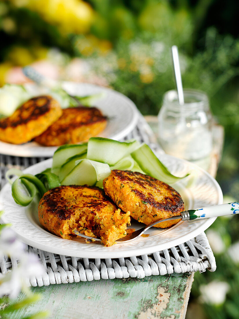 Karotten-Koriander-Burger mit Gurkensalat