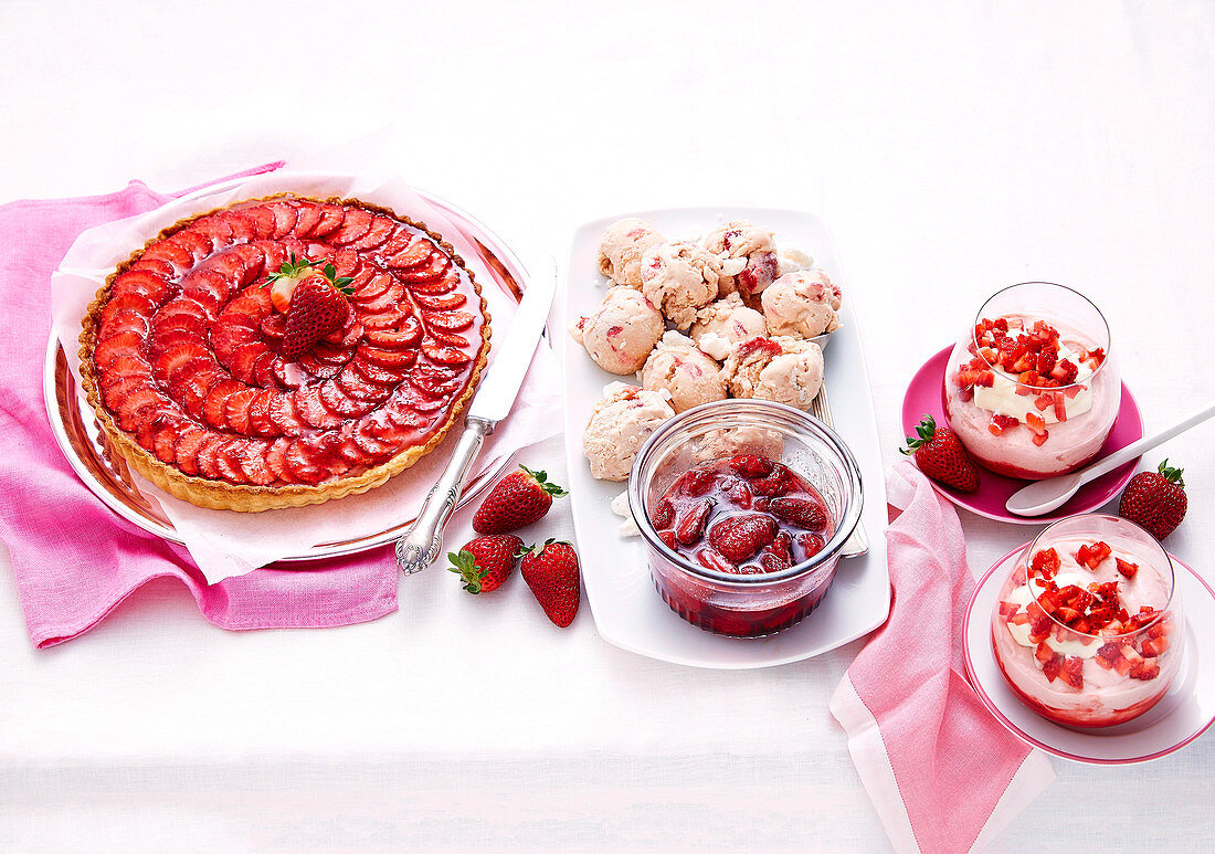 Erdbeertarte, Erdbeer-Rosenwasser-Baiser mit Kompott und Erdbeer-Marshmallow-Mousse