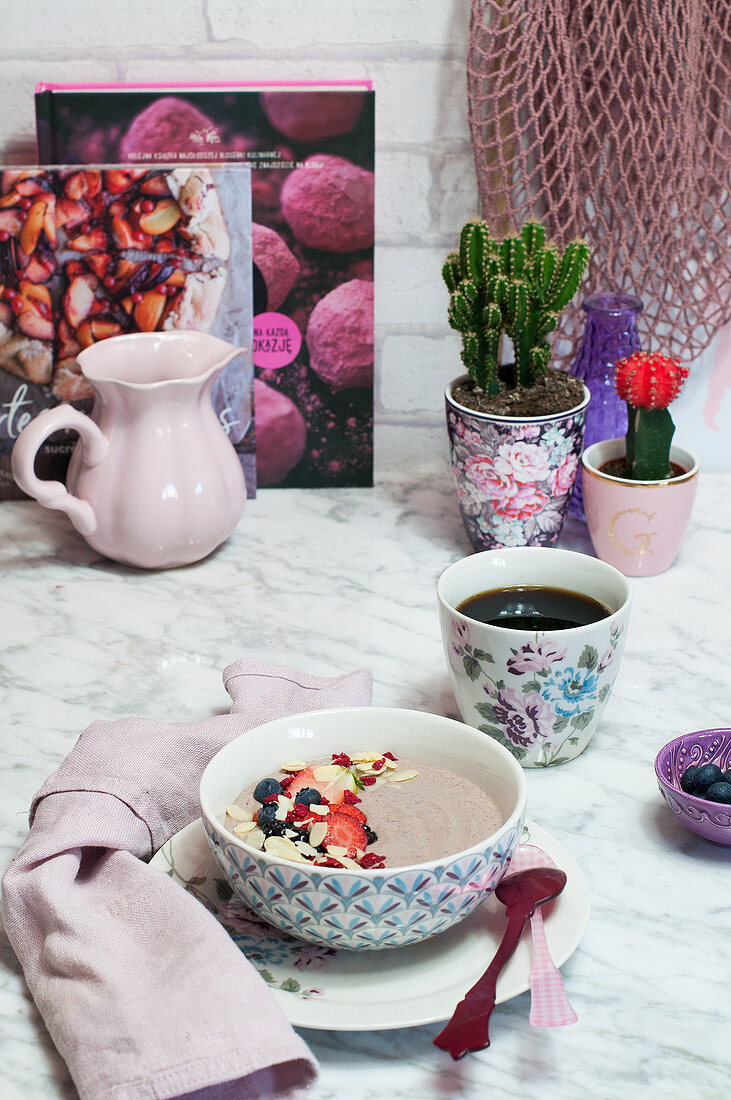 Breakfast Bowl mit Acaibeeren und Mandelblättchen