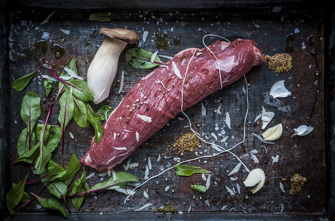 Flank Steak, Mini-Mangold, Kräuterseitling, Knoblauchzehen, Parmesan, Rollbratengarn und Senf