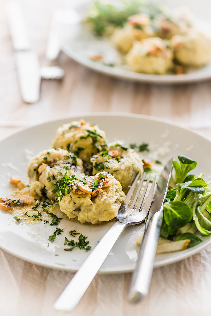 Kleine Kartoffelklösse mit Haselnüssen, Feldsalat und geriebenem Parmesan