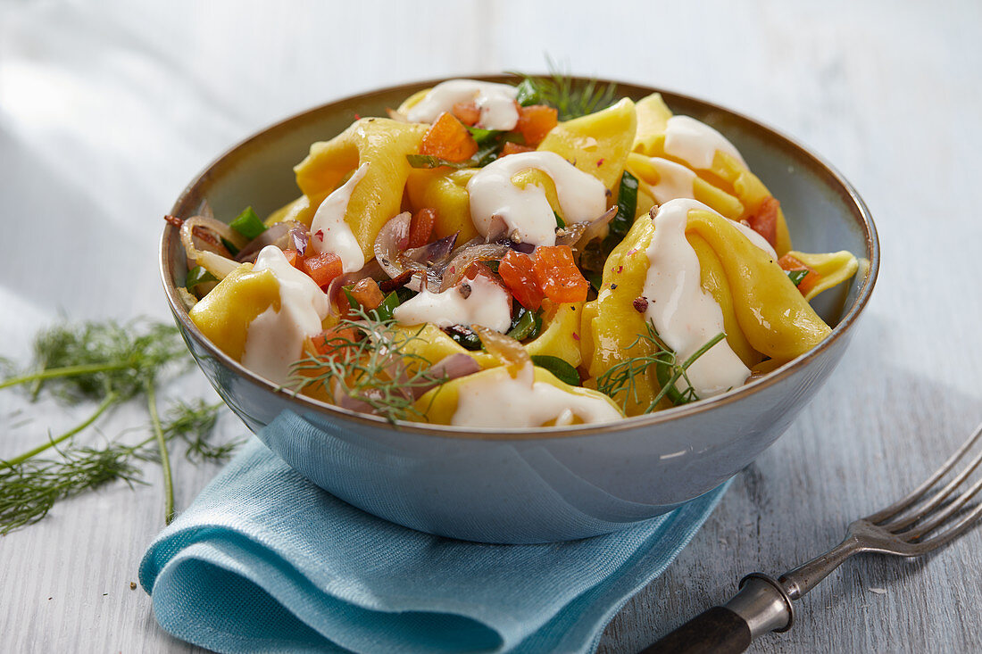 Tortelloni-Salat mit Mayonnaise