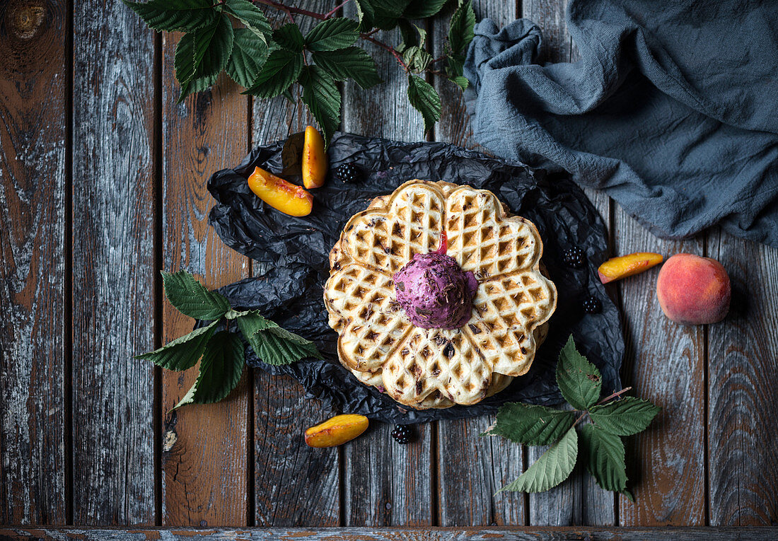 Vegane Stracciatella-Waffeln mit Brombeer-Pfirsich-Eis