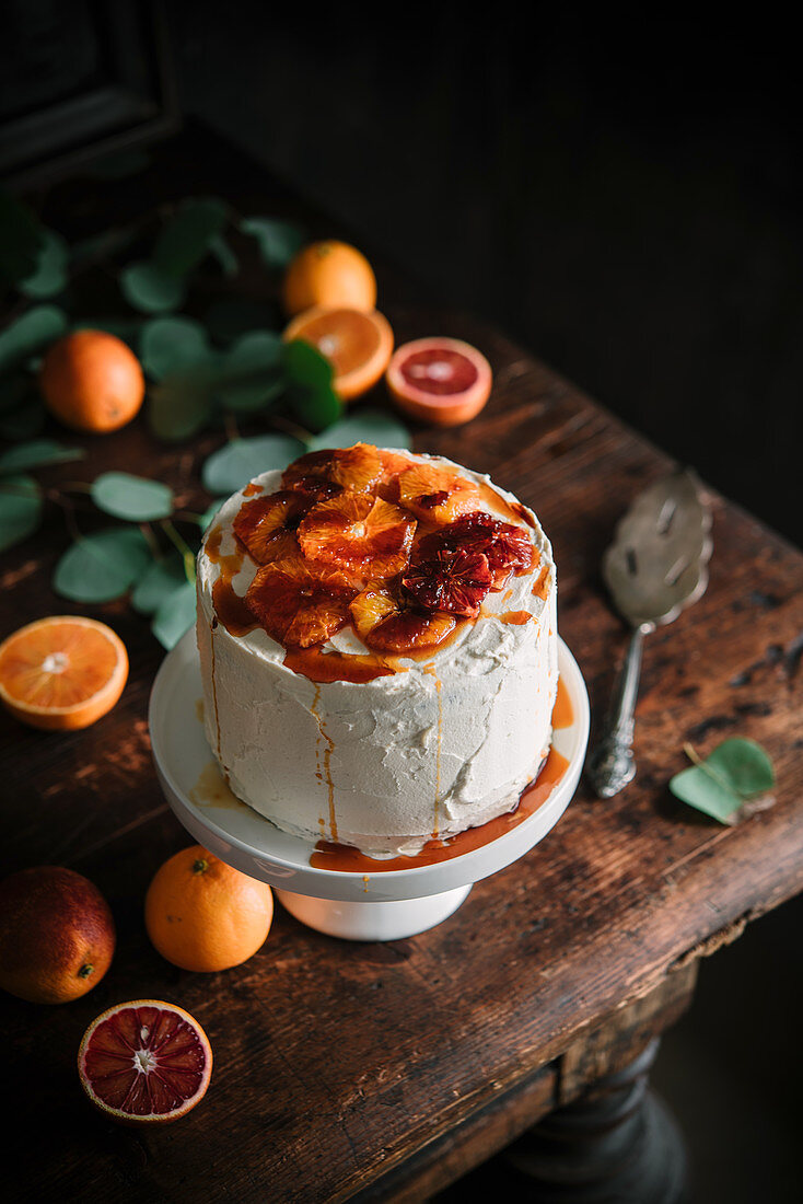 Blutorangenkuchen mit Karamellsauce auf Tortenständer