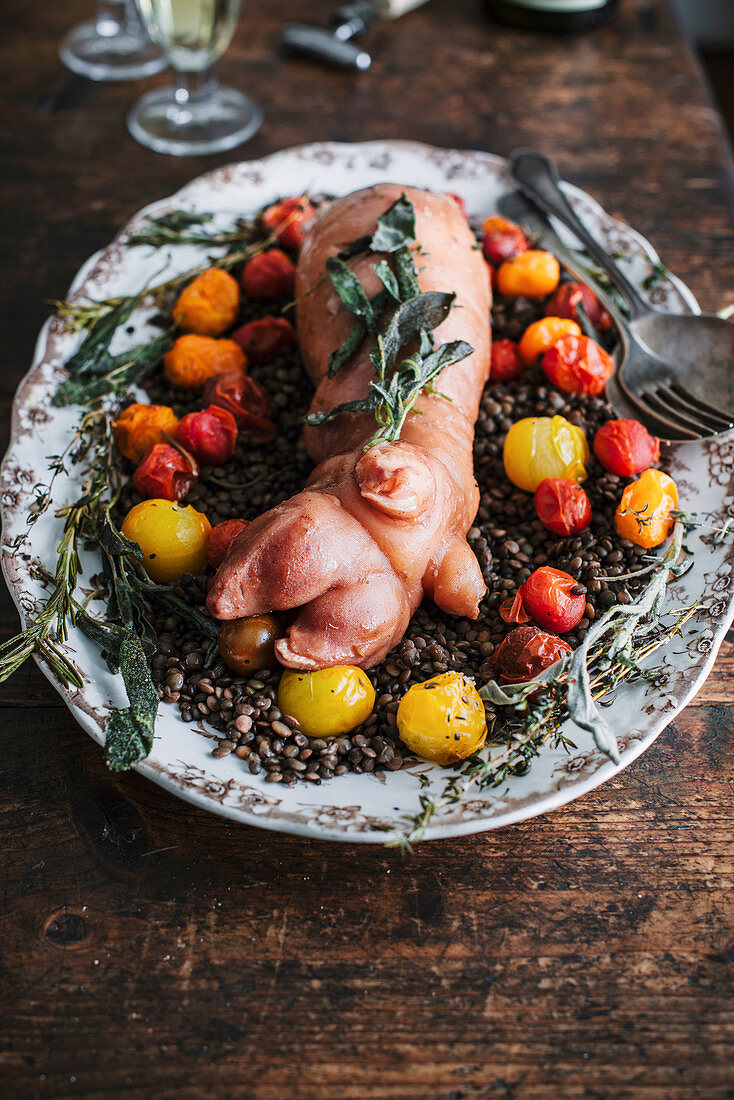 Zampone (Schweinefuss, Italien) mit Linsen und gebratenen Tomaten