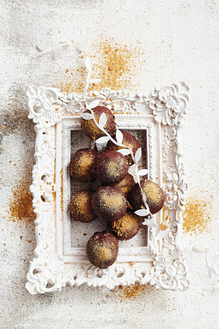 Chocolate truffles with gingerbread crumble