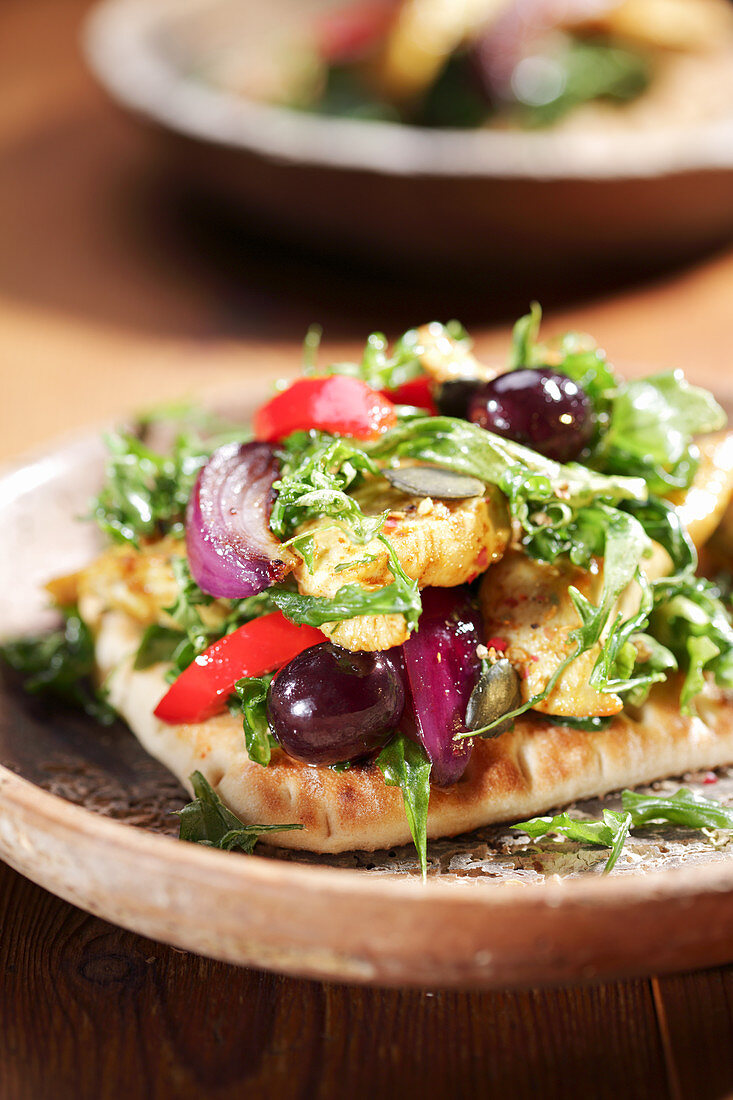 Pita mit Curryhuhn, Rucola, Zwiebeln, Paprika und Oliven