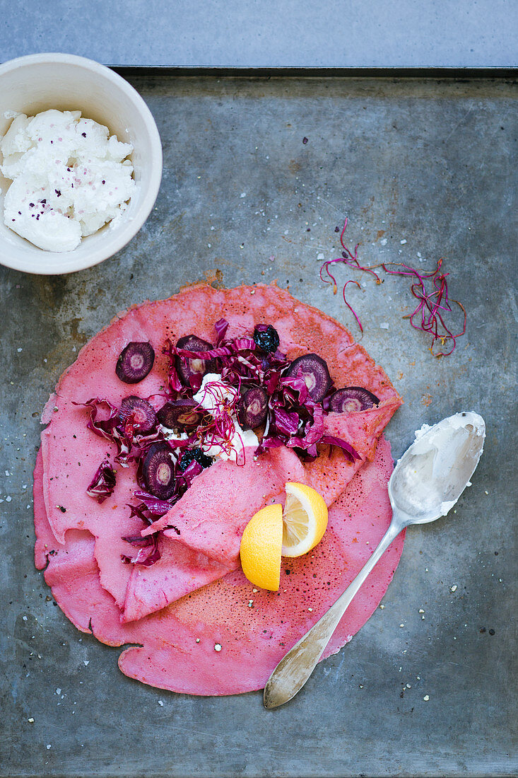 Rote-Bete-Crepes mit Radicchio, getrockneten Sauerkirschen, Rote-Bete-Sprossen, Ziegenfrischkäse und Zitrone