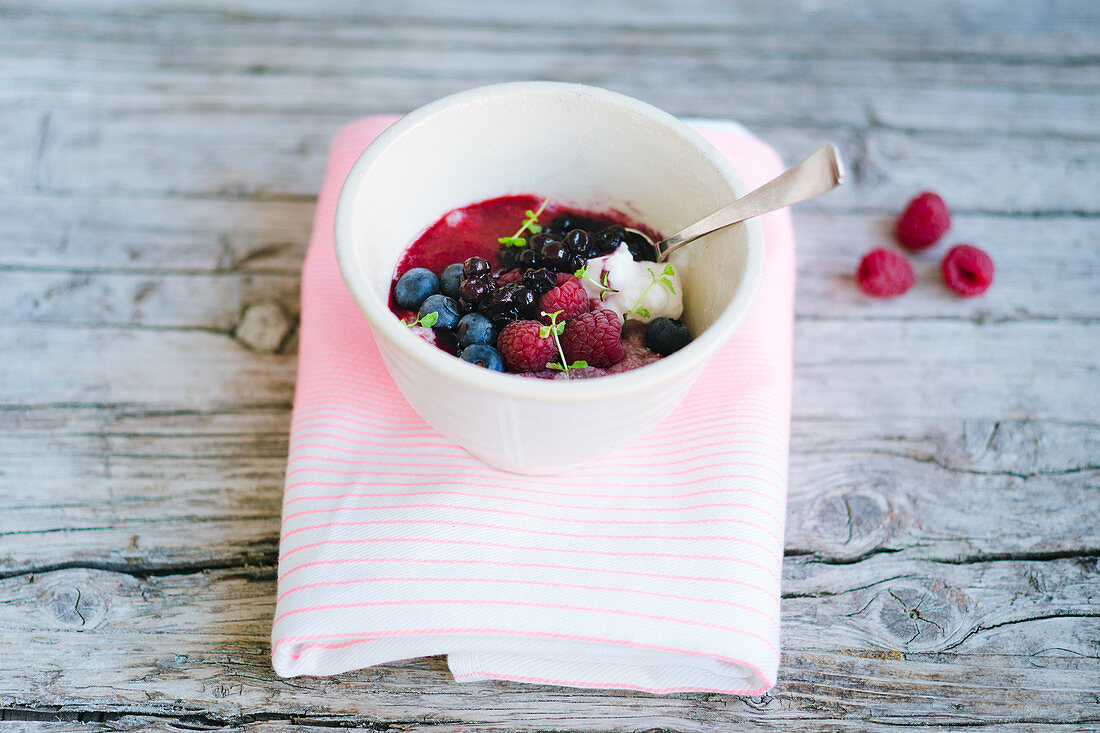 Himbeer-Chia-Pudding mit Blaubeerkompott, Himbeersauce, frischen Blaubeeren, Himbeeren und Minze