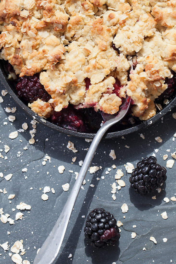 Crumble mit Brombeeren – Bilder kaufen – 12440734 StockFood