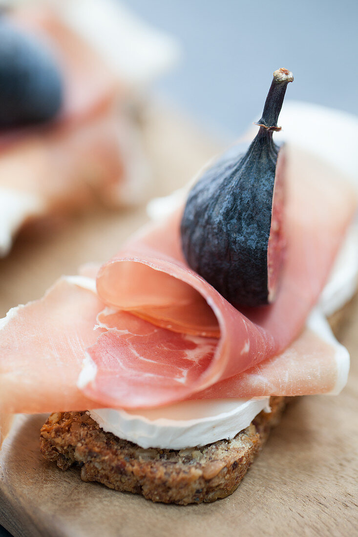 Belegtes Brot mit Ziegenkäse, Parmaschinken und Feige