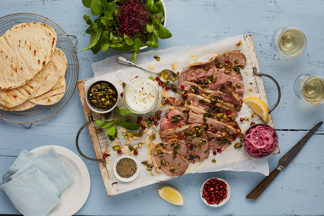 Slices of roast lamb with onions, yoghurt and unleavened bread