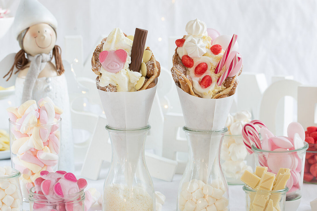 Zwei Bubble Waffle auf einem Candy Table mit Zuckerstangen und Schokolade