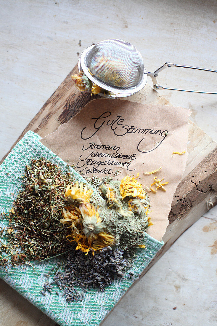 Mix-it-yourself medicinal tea for a good mood (rosemary, St John's Wort, marigold and lavender)