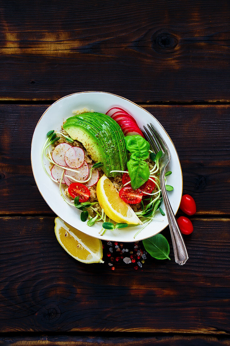Veganer Quinoasalat mit Sprossen, Tomaten, Avocado, Radieschen und Basilikum