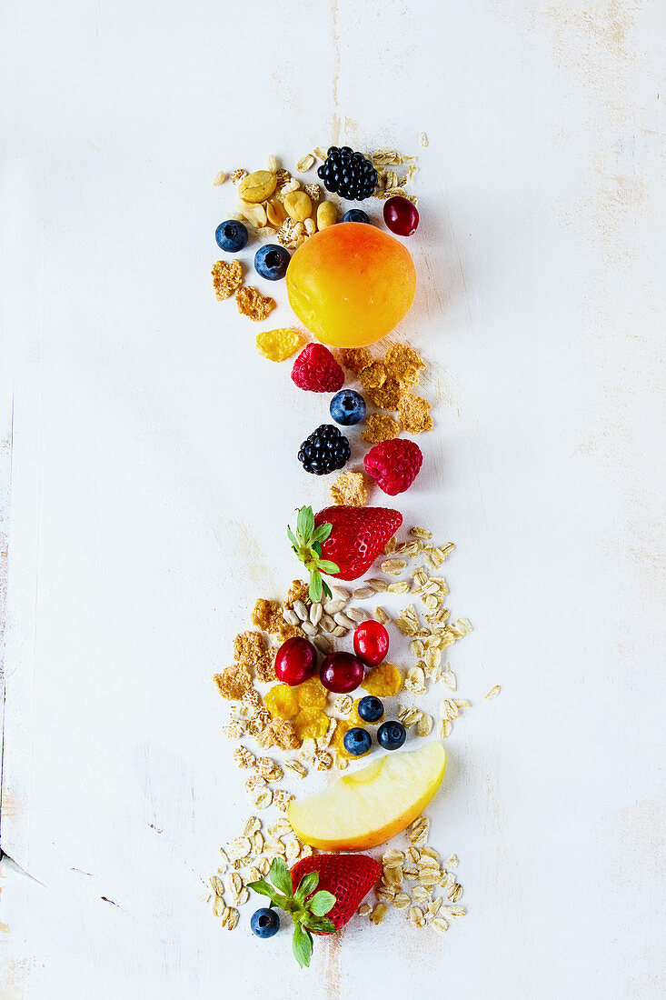 Verschiedene Cerealien, Samen, frische Beeren und Früchte