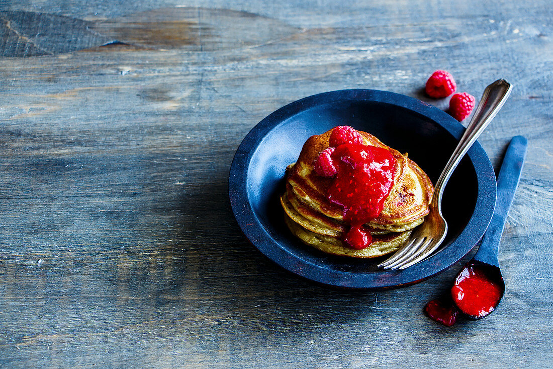 Pancakes mit Himbeermarmelade und frischen Himbeeren