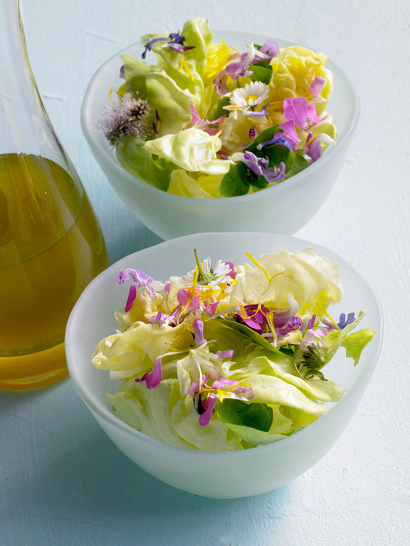 Kopfsalatherzen mit Frühlingsblüten und Vinaigrette