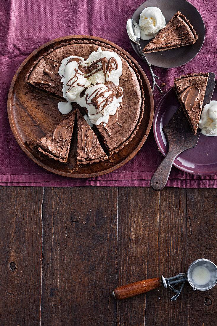 Chocolate Gooey Cake mit Haselnüssen serviert mit Vanilleeis