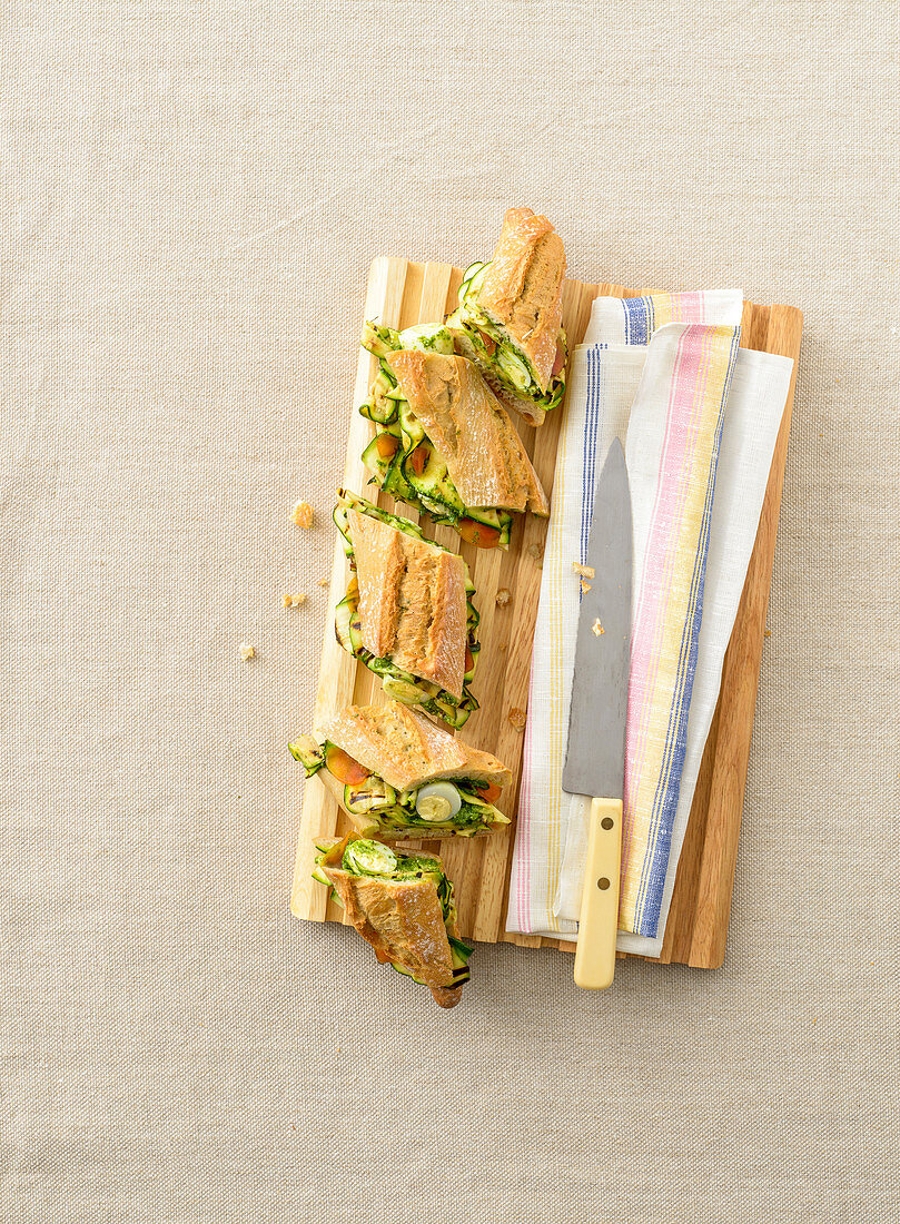 Baguette-Sandwich mit Rucolapesto und Zucchini