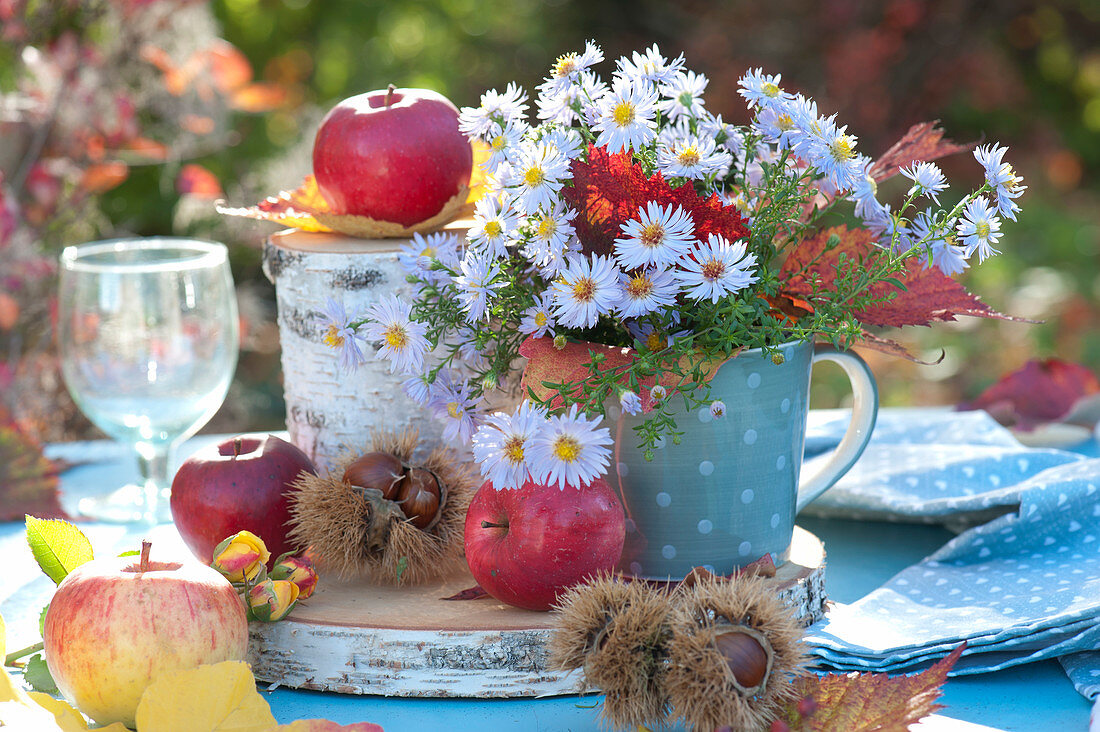 Kleines Herbst-Arrangement mit Äpfeln und Astern
