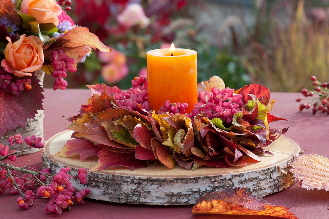 Kerzen-Kranz aus buntem Herbstlaub und Früchten vom Pfaffenhütchen