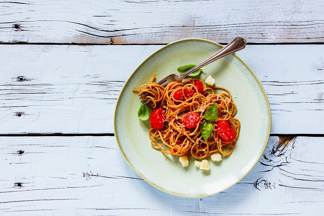 Spaghetti mit gebratenen Tomaten, frischem Basilikum und Parmesan