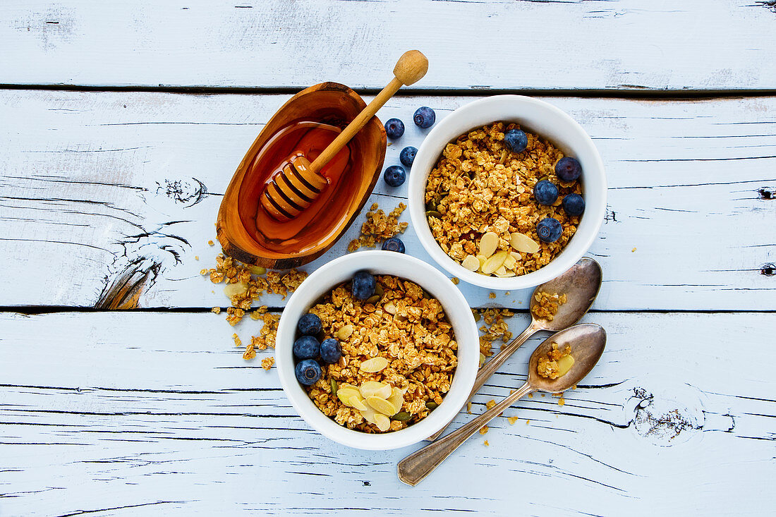 Müsli mit Honig, frischen Blaubeeren und Nüssen