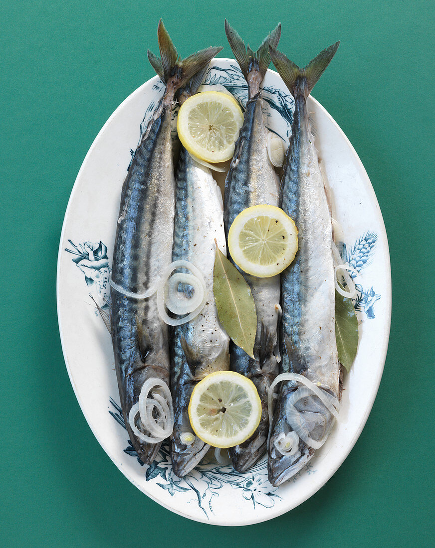 Mackerel in white wine with onions and lemons