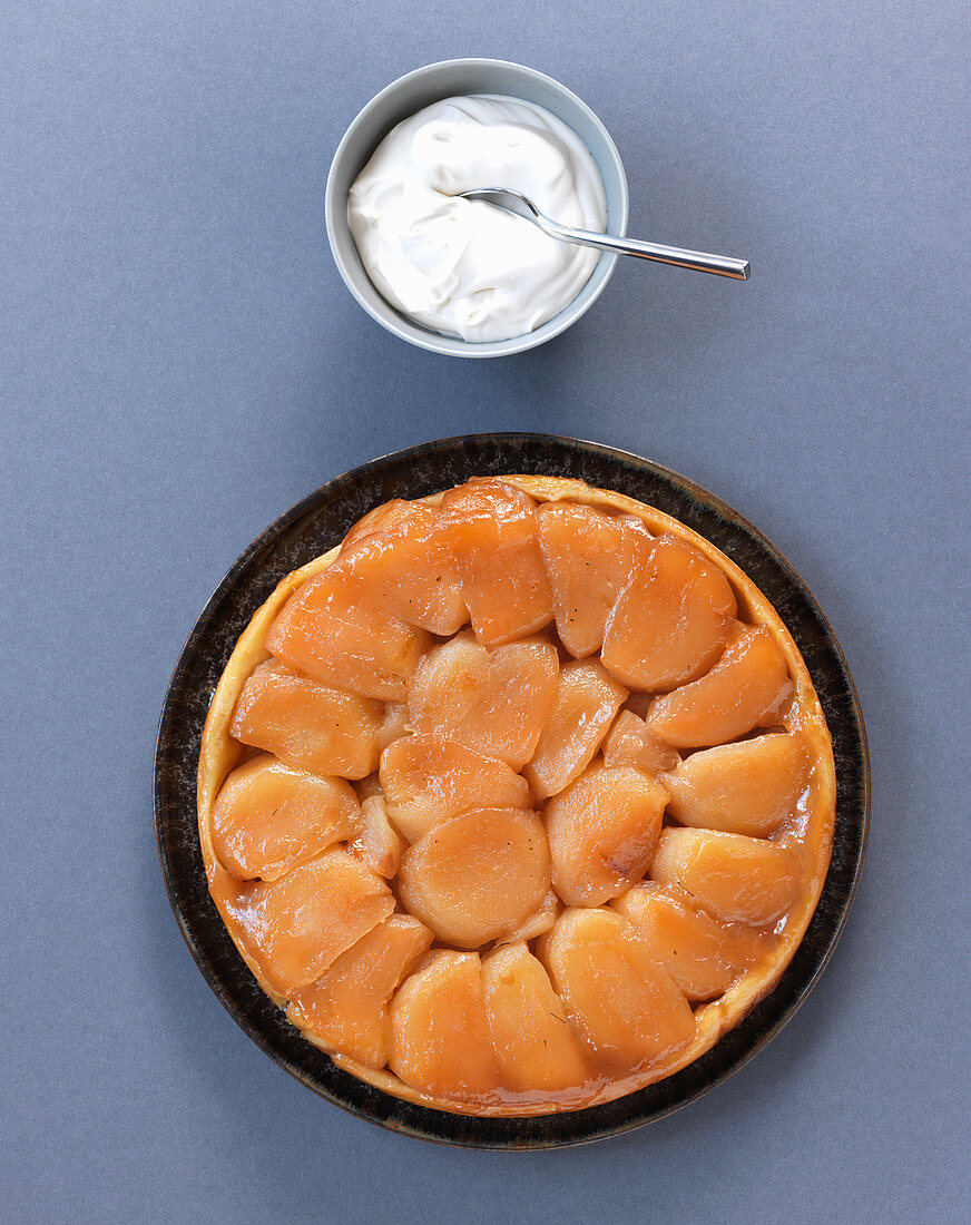 Tarte tatin with apples and whipped cream