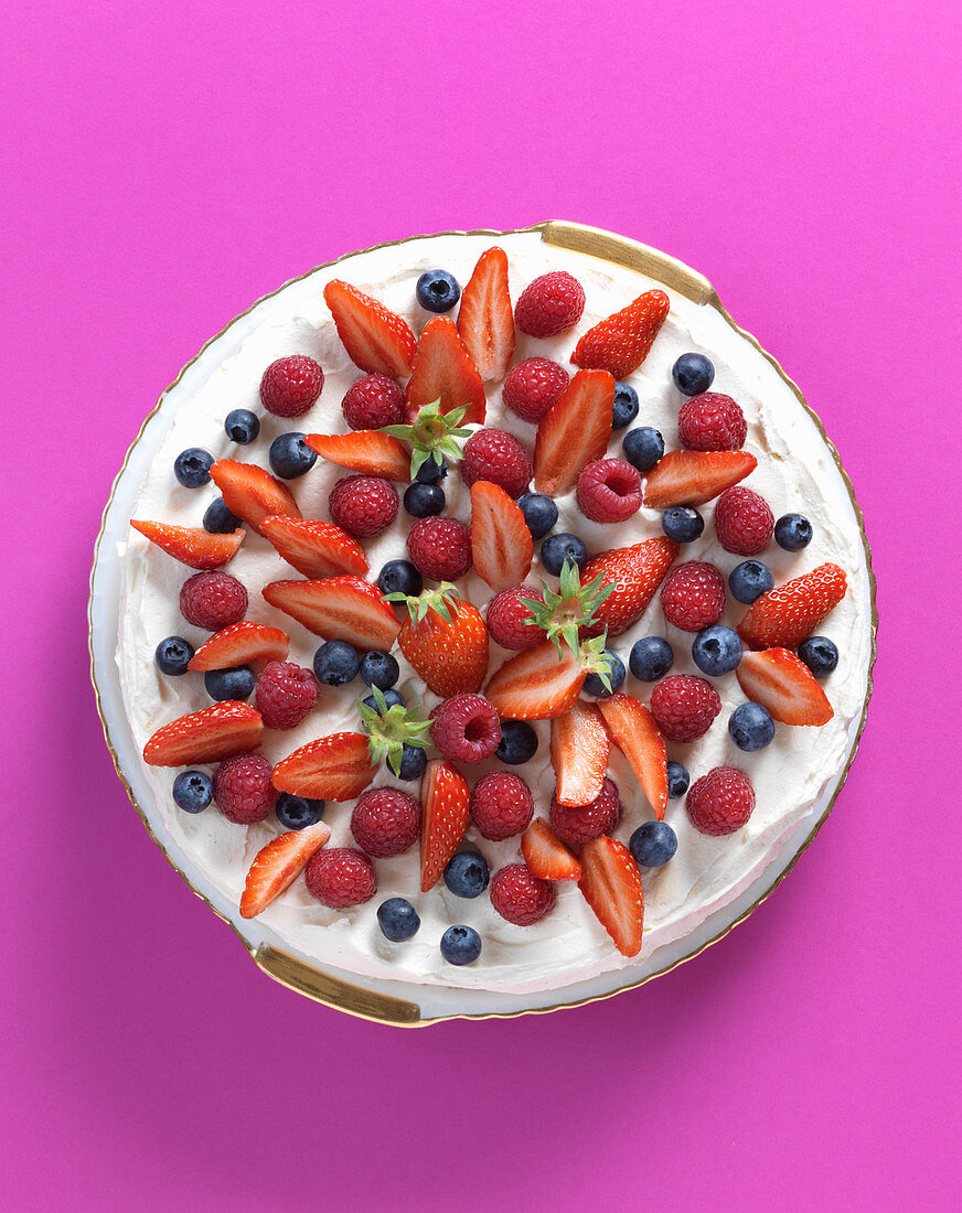 Pavlova with berries