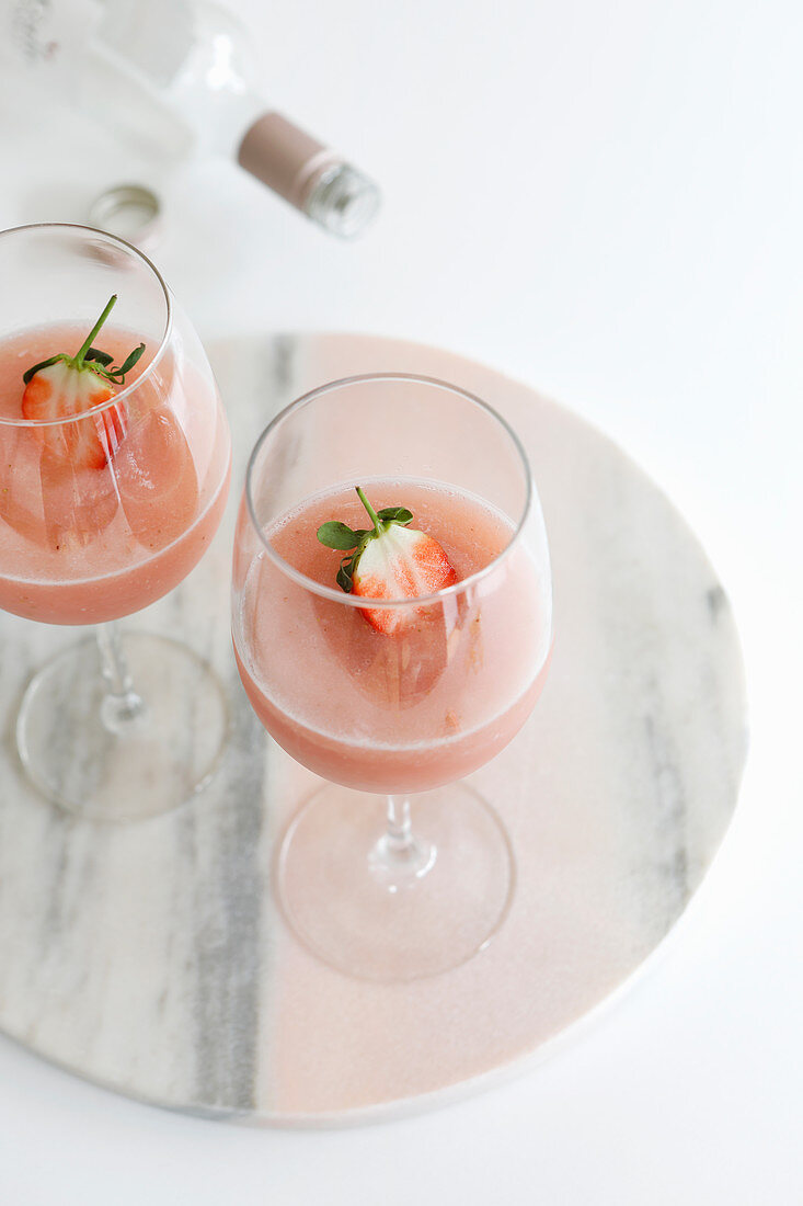 Frosé: Frozen Rosé (gefrorener Drink mit Roséwein und Erdbeeren)