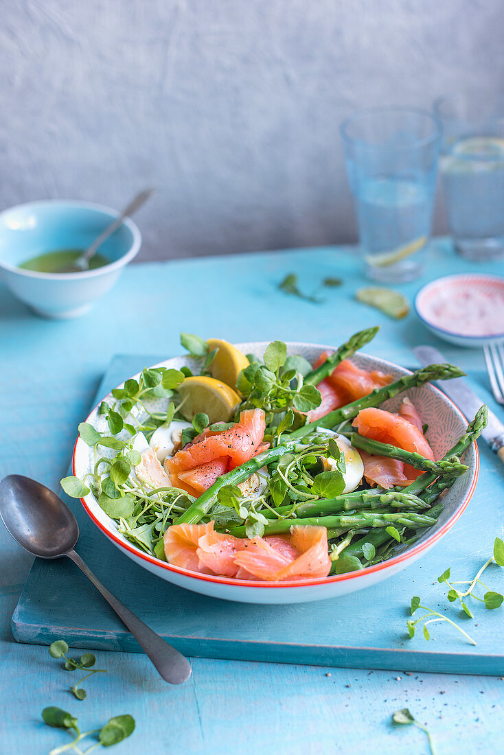 Salat mit grünem Spargel, Räucherlachs, Brunnenkresse und Ei