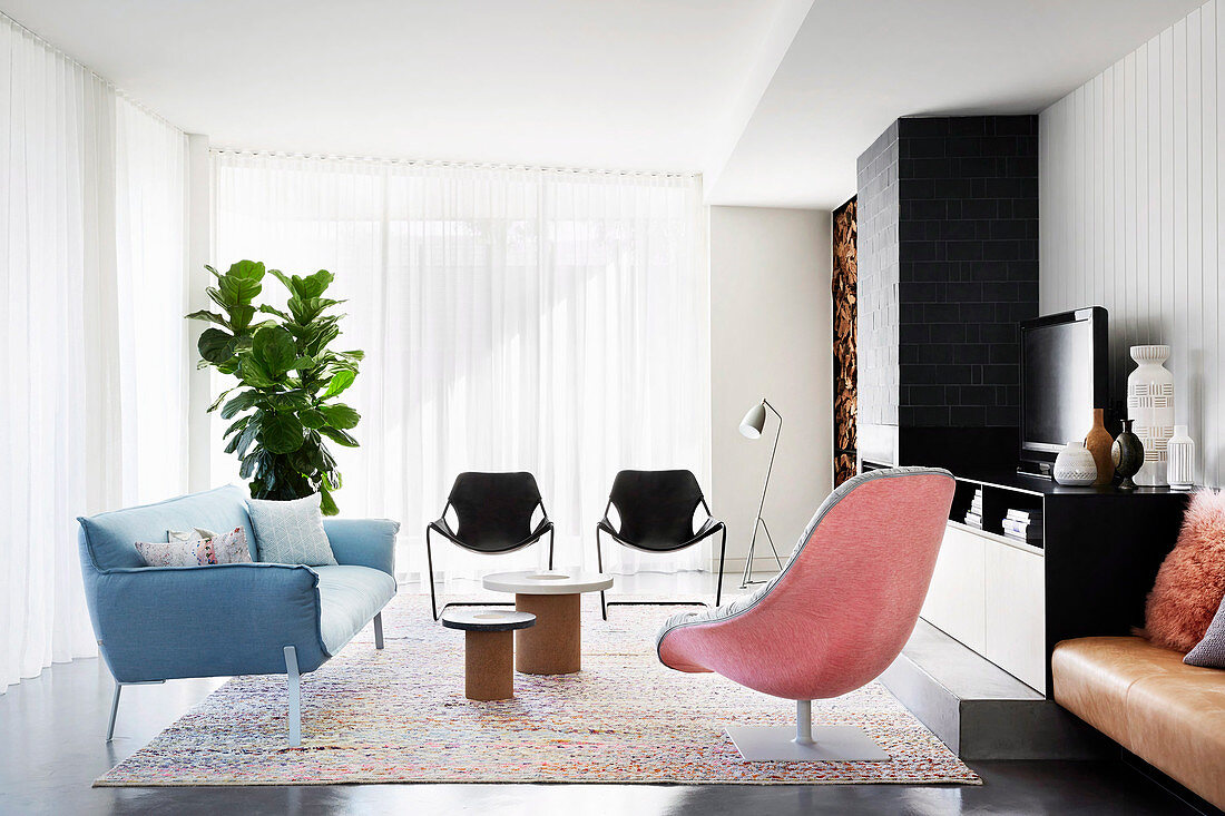 Lounge mit Designer-Sessel, Sofa und Stühlen