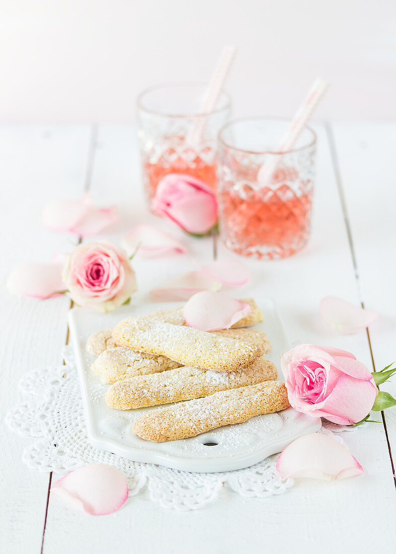 Sponge fingers with rose petals