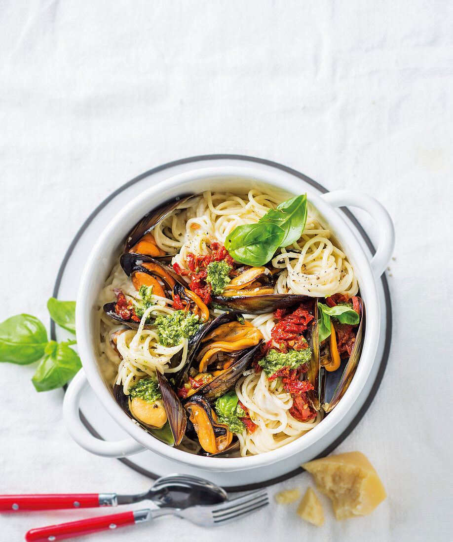 Mussel spaghetti with a twist