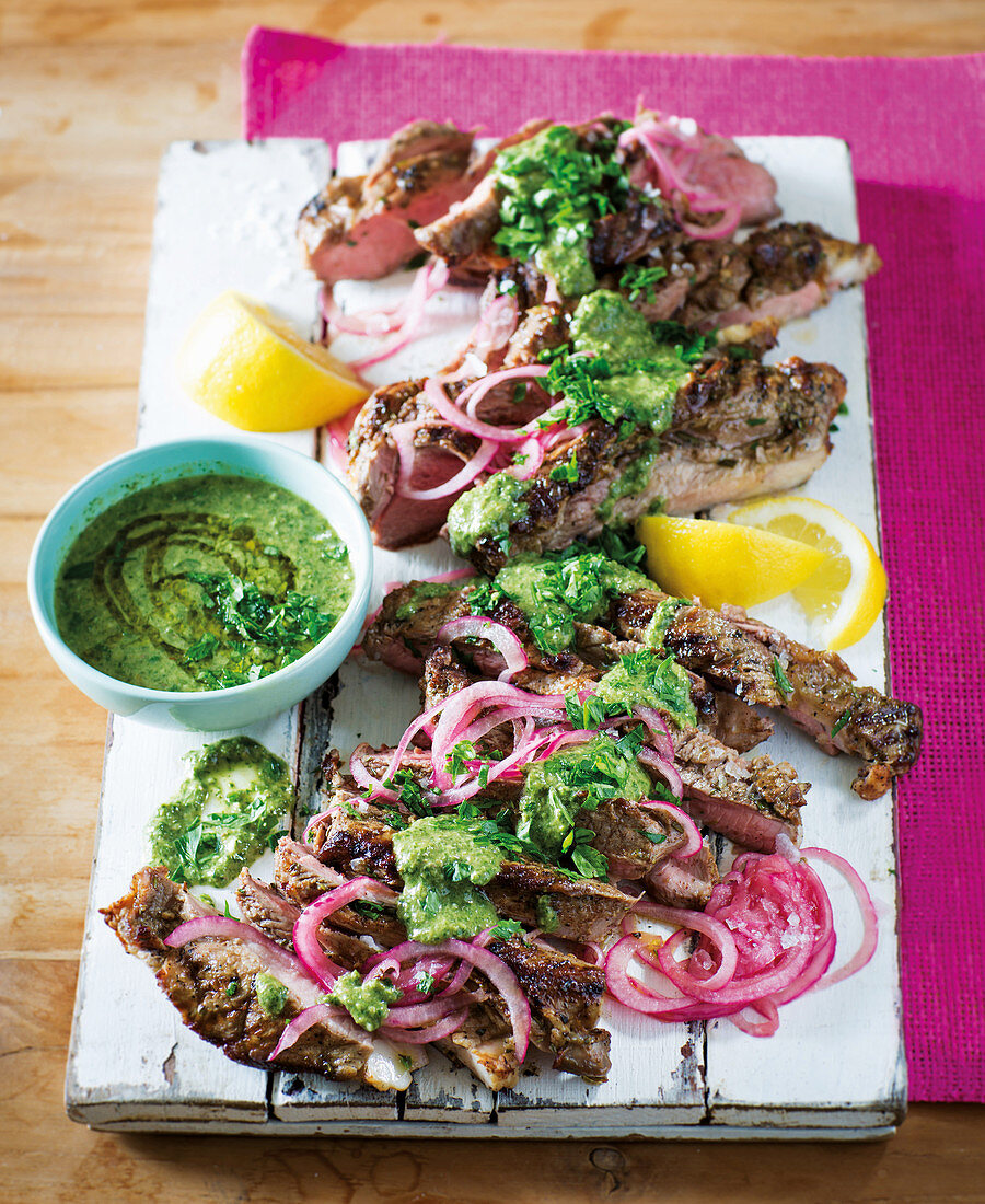 Gebratene Lammkeule in Schmetterlingsschnitt mit Salsa Verde