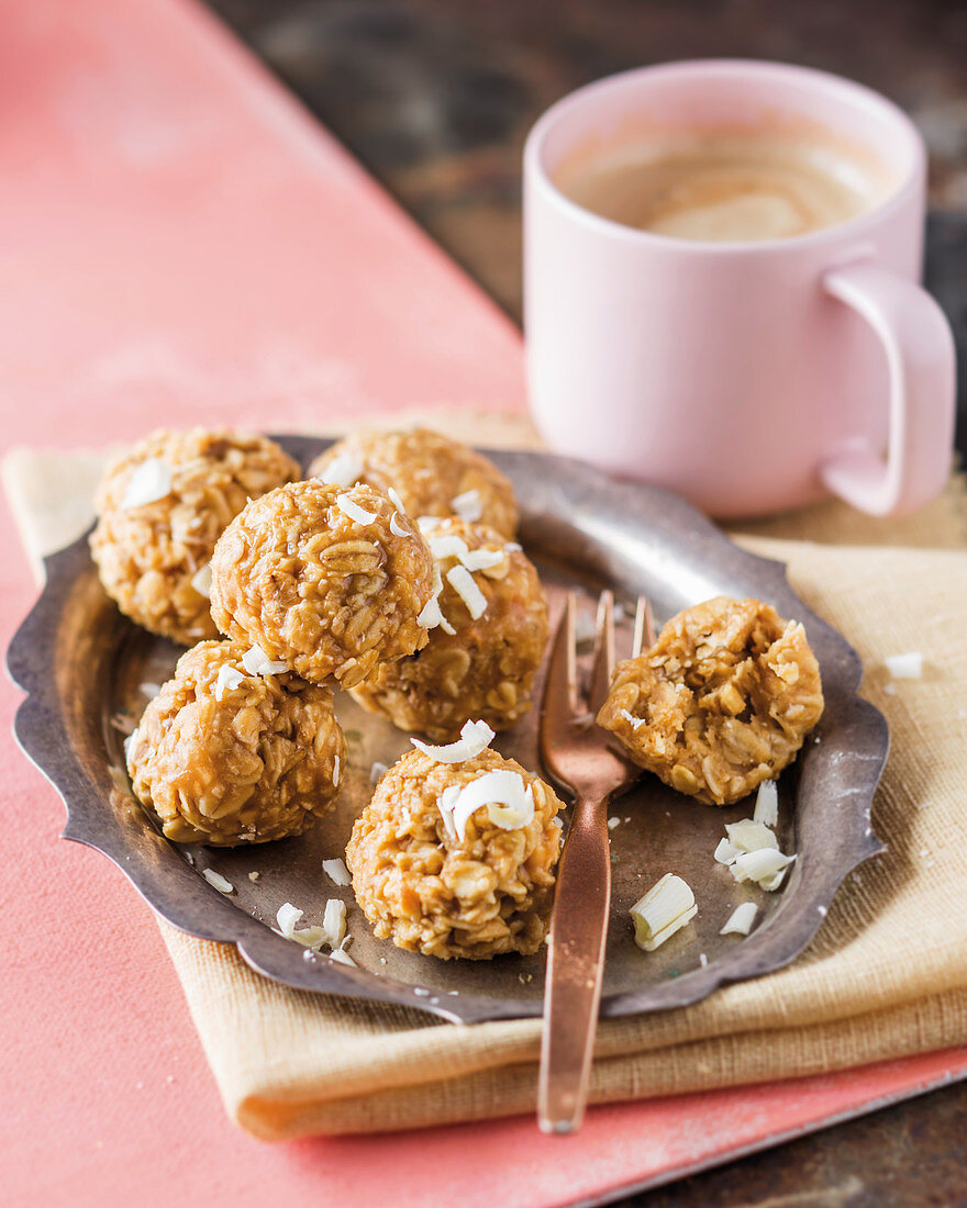 Erdnussbutter-Haferflockenbällchen und Kaffee