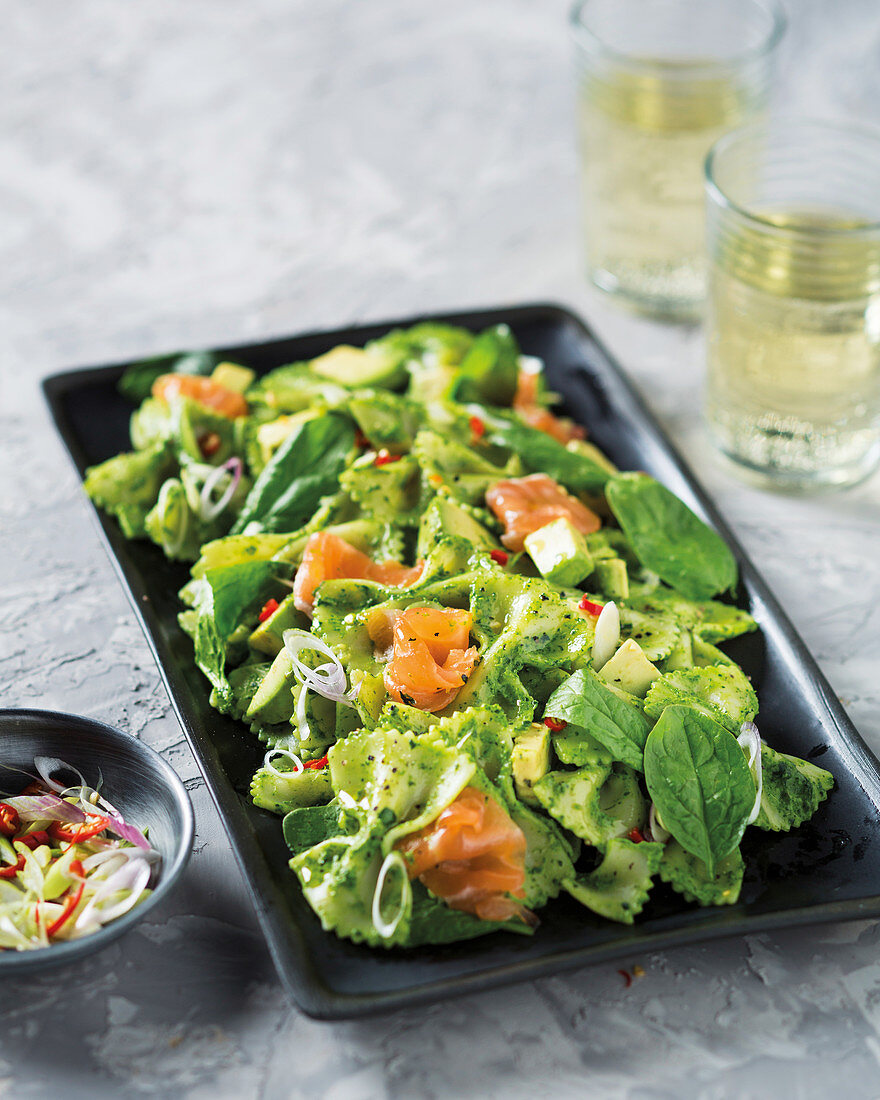 Spinat-Farfalle mit Avocado und Räucherlachs