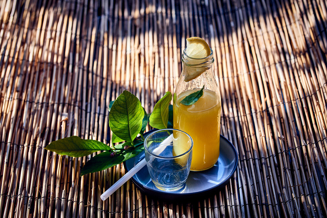 Orangen-Zitronen-Saft in Flasche