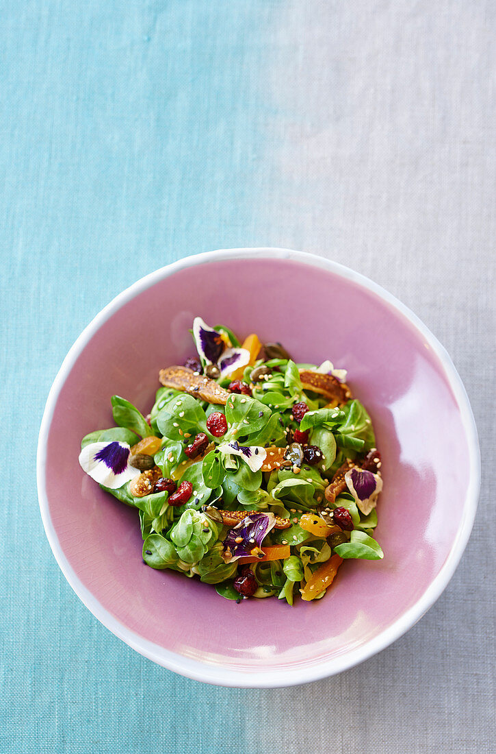 Omega-3-Salat mit Feldsalat und Stiefmütterchen