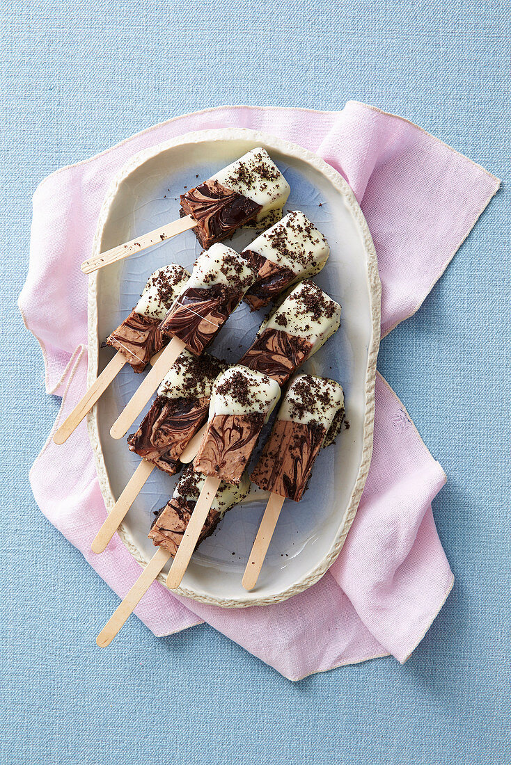 Frozen Cookies and Cream Cheesecake Pops