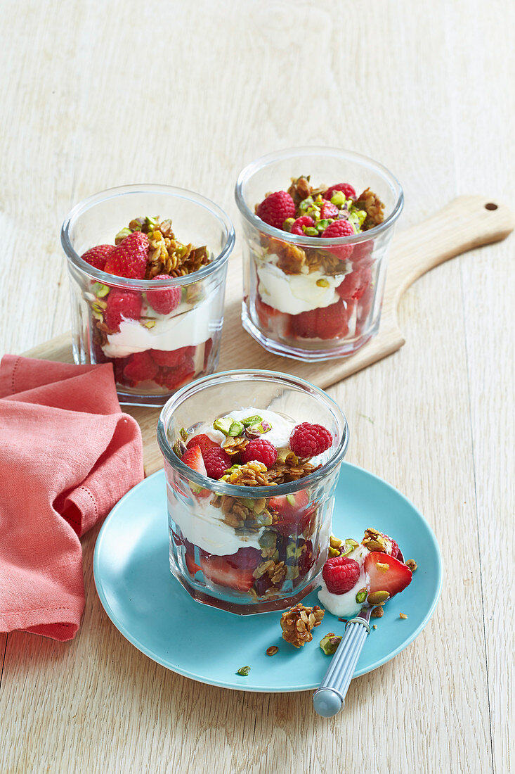 Joghurt mit Beeren und Knuspermüsli in Gläsern
