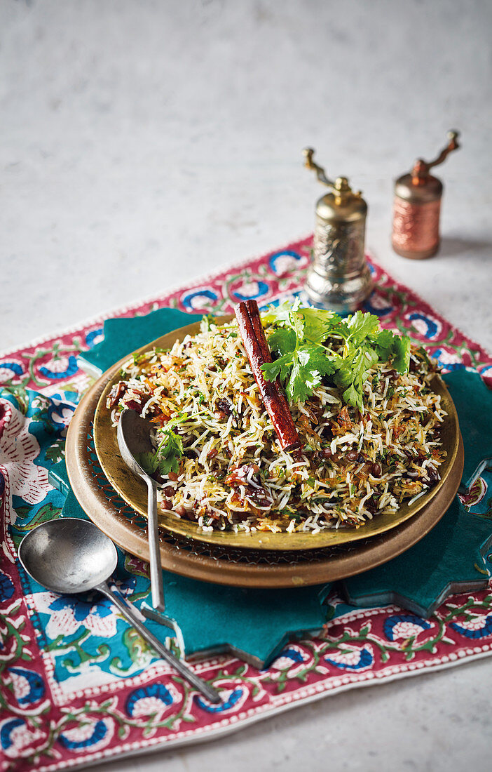 Persischer gebratener Reis mit Datteln und Linsen